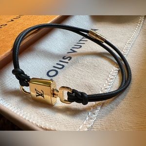 Authentic Louis Vuitton 2023 Design LV Padlock Bracelet Black Leather 7.5 in EUC